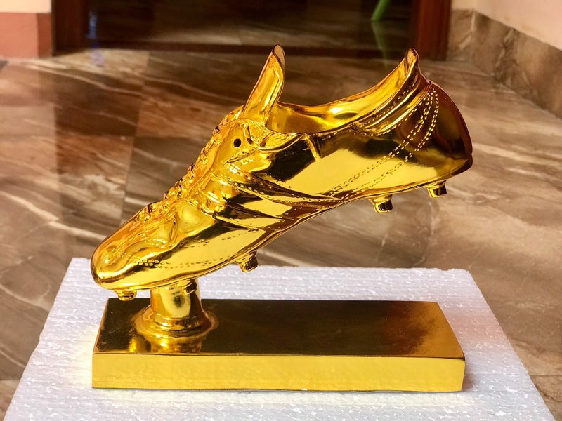 Danh hiệu Chiếc giày vàng là gì mà cầu thủ luôn khát khao?